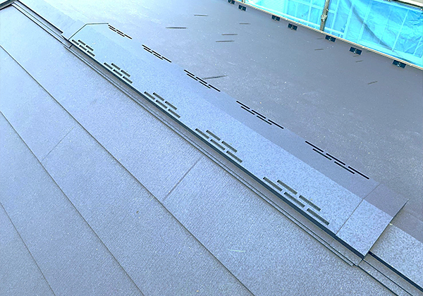「耐久性と防水性を兼ね備えた棟板金で屋根を強化」イメージ