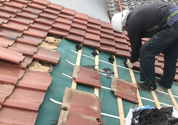 「経験豊富な職人による丁寧な作業で長持ちする屋根に」イメージ