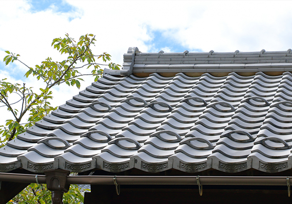 「どんな屋根材にも対応！プロの技術で美しく仕上げ」イメージ