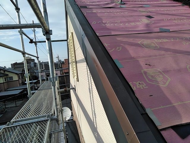 福井市で住宅の屋根リフォーム工事（水切取付）