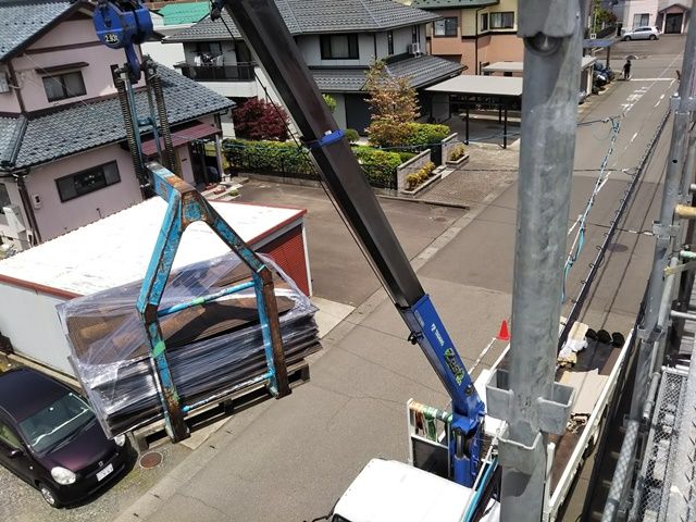 福井市で屋根材TILCORの荷揚げ