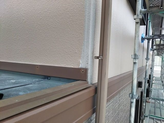 鯖江市で外壁化粧部材の縦横モール取り付け作業です
