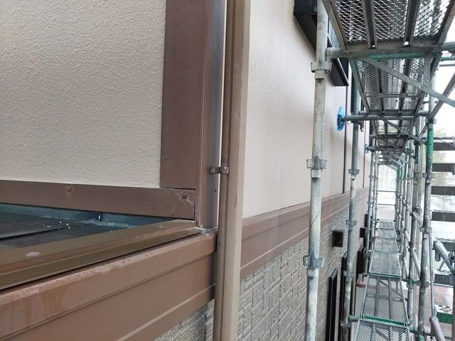 鯖江市で外壁化粧部材の縦横モール取り付け作業です2