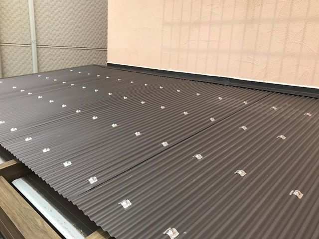 福井市でサンルームの日除けにガルバリウム鋼板小波付けを施工しました。