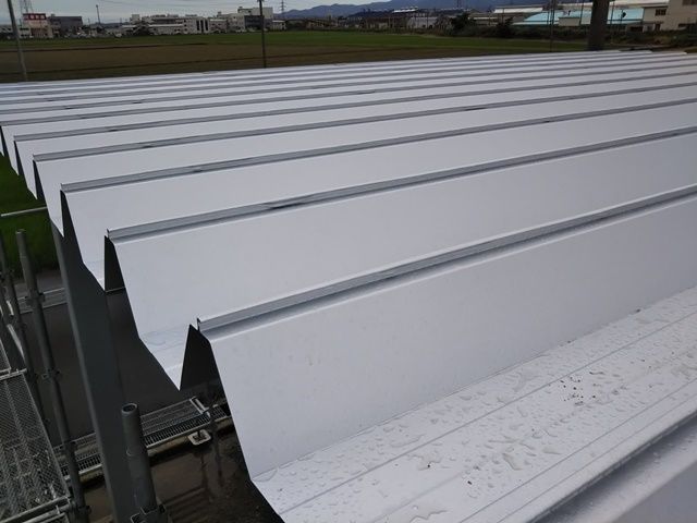 福井市で折板屋根葺きと雨どい取り付けです。