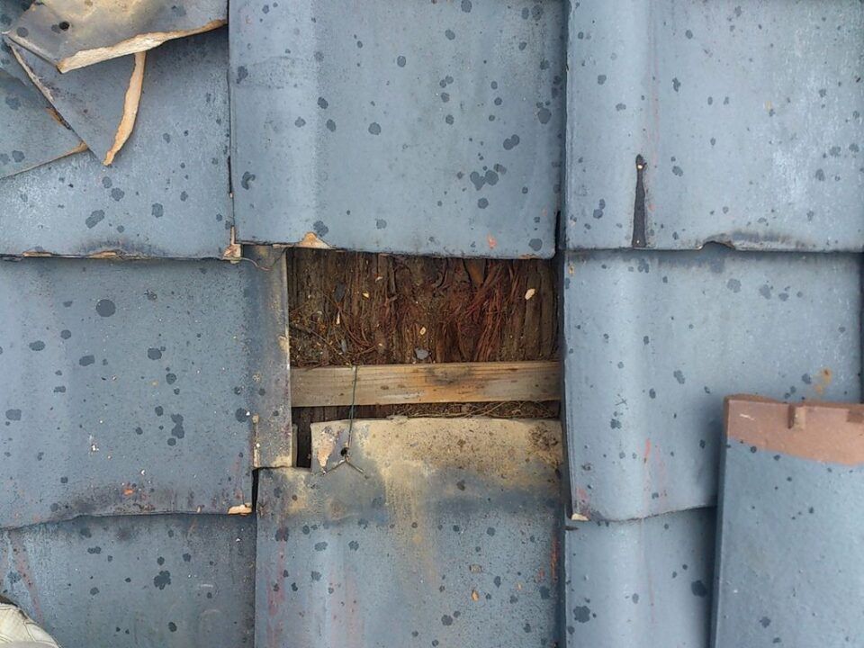 昔の瓦、昔の屋根下地。