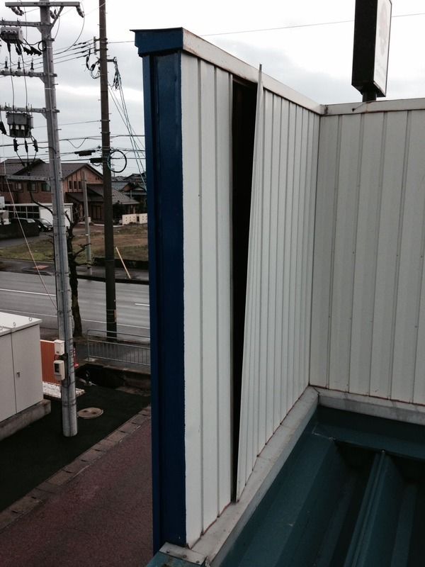 風で飛ばされそうな外壁を緊急補修してきました。
